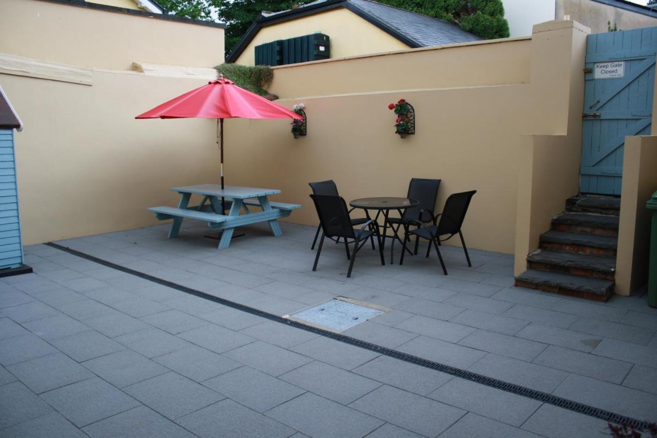Luxury Townhouse -Free Private Parking- 2 Bedrooms Both En-Suite -Sleeps 5 - Fully Equipped Kitchen, Dining Room- Living Room With Tv Dvd Outside Courtyard With Seating - Fast Wi-Fi- 2-Minute Walk To Town Centre Кілларні Екстер'єр фото