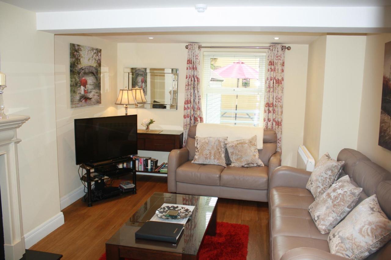 Luxury Townhouse -Free Private Parking- 2 Bedrooms Both En-Suite -Sleeps 5 - Fully Equipped Kitchen, Dining Room- Living Room With Tv Dvd Outside Courtyard With Seating - Fast Wi-Fi- 2-Minute Walk To Town Centre Кілларні Екстер'єр фото