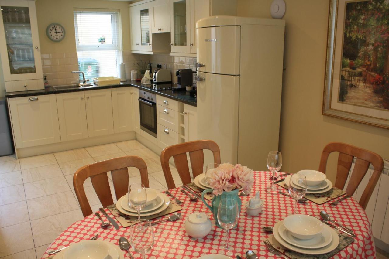 Luxury Townhouse -Free Private Parking- 2 Bedrooms Both En-Suite -Sleeps 5 - Fully Equipped Kitchen, Dining Room- Living Room With Tv Dvd Outside Courtyard With Seating - Fast Wi-Fi- 2-Minute Walk To Town Centre Кілларні Екстер'єр фото
