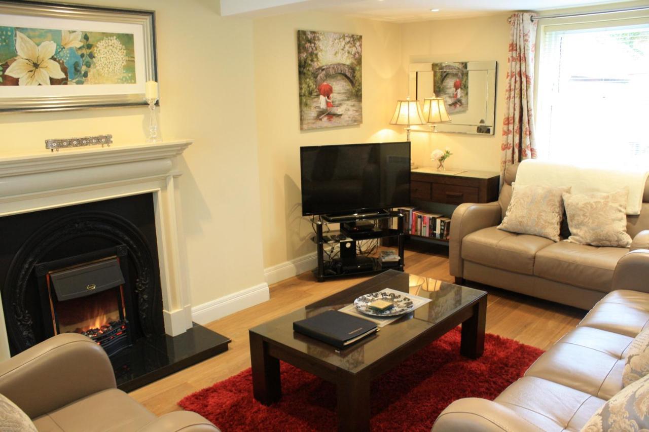 Luxury Townhouse -Free Private Parking- 2 Bedrooms Both En-Suite -Sleeps 5 - Fully Equipped Kitchen, Dining Room- Living Room With Tv Dvd Outside Courtyard With Seating - Fast Wi-Fi- 2-Minute Walk To Town Centre Кілларні Екстер'єр фото