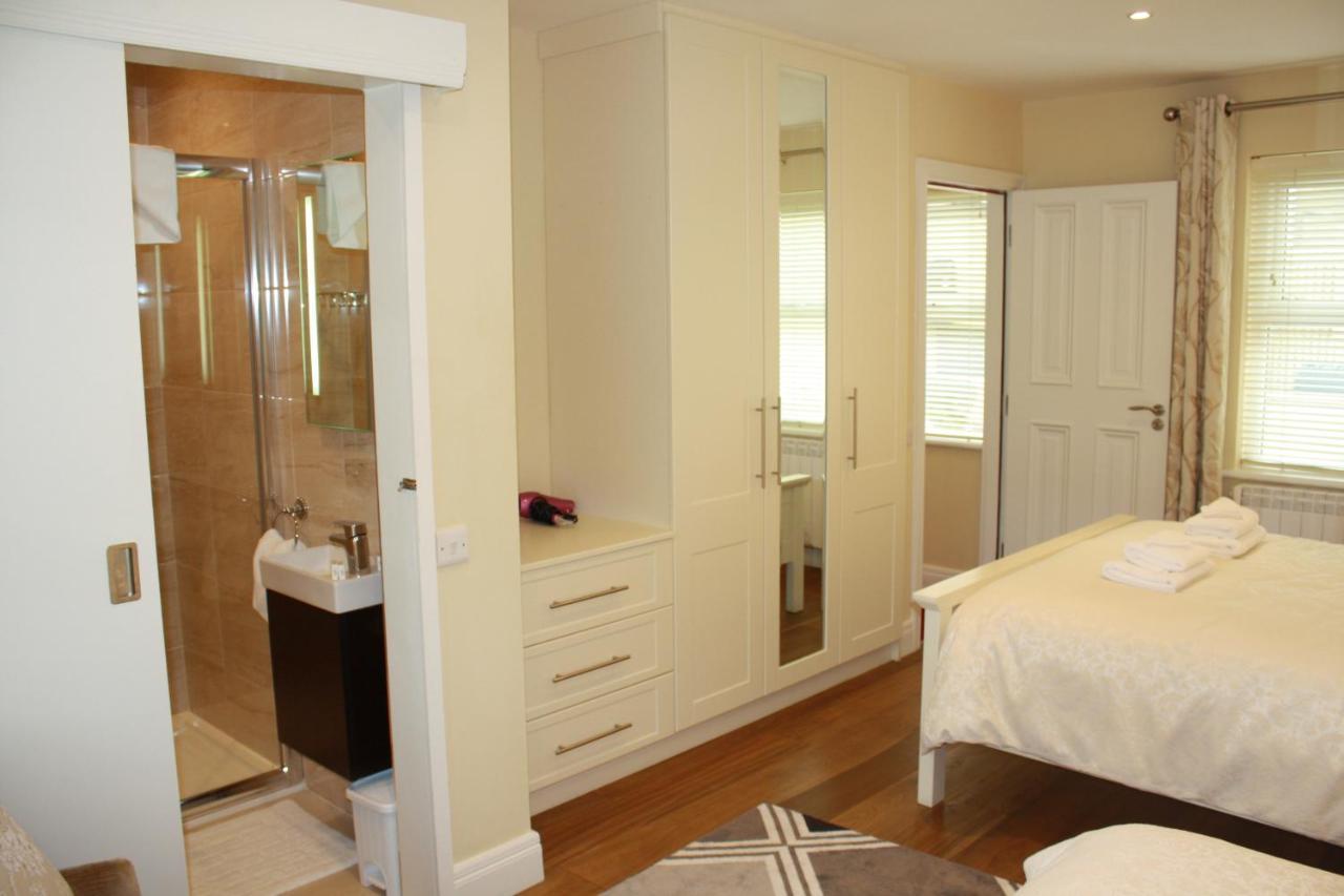Luxury Townhouse -Free Private Parking- 2 Bedrooms Both En-Suite -Sleeps 5 - Fully Equipped Kitchen, Dining Room- Living Room With Tv Dvd Outside Courtyard With Seating - Fast Wi-Fi- 2-Minute Walk To Town Centre Кілларні Екстер'єр фото